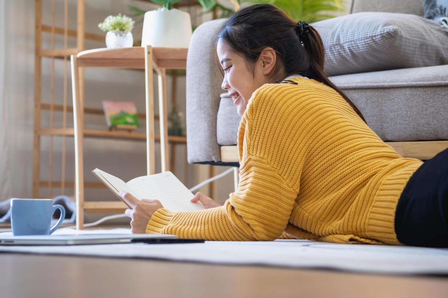 Moderne Lernumgebung für Finanzanalyse mit professionellen Arbeitsmaterialien